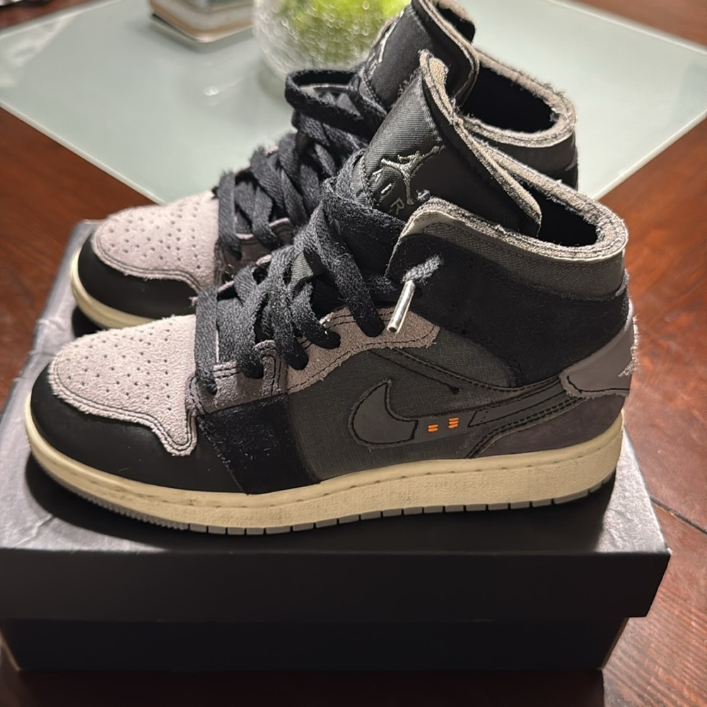 [DV0438-001] Youth Air Jordan Retro 1 Mid 'Craft Inside Out Black' (GS) - Picture 4 of 5